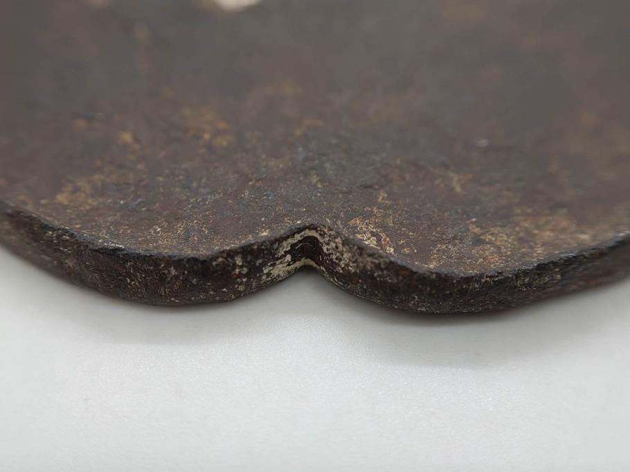 時代武具　鉄地　木瓜形　古の佇まいを感じる鍔(彫刻、刀装具、ケース付き)(R-079850)