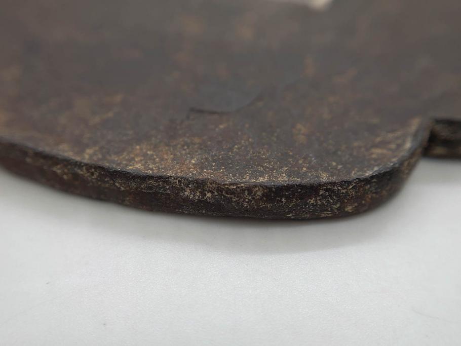 時代武具　鉄地　木瓜形　古の佇まいを感じる鍔(彫刻、刀装具、ケース付き)(R-079850)