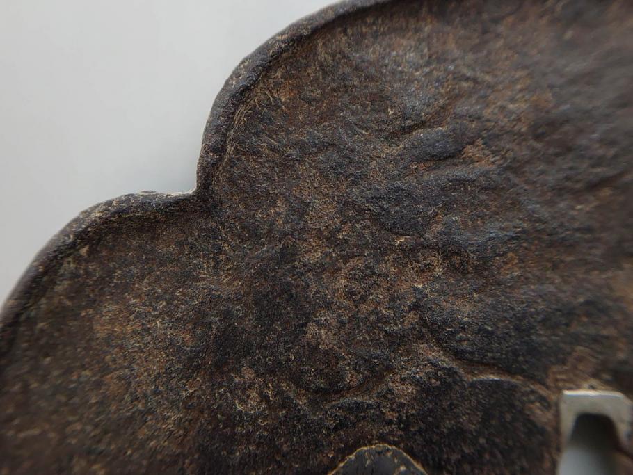 時代武具　鉄地　木瓜形　古の佇まいを感じる鍔(彫刻、刀装具、ケース付き)(R-079850)