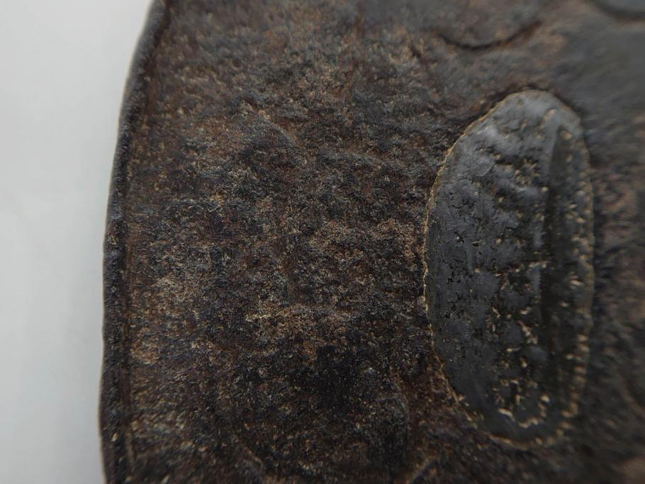 時代武具　鉄地　木瓜形　古の佇まいを感じる鍔(彫刻、刀装具、ケース付き)(R-079850)
