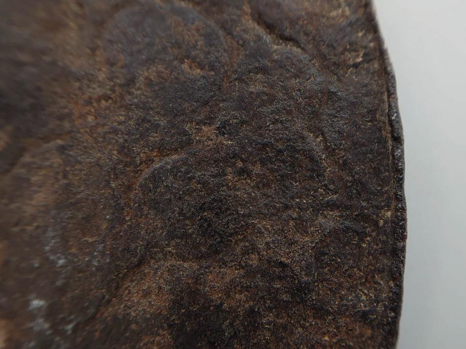 時代武具　鉄地　木瓜形　古の佇まいを感じる鍔(彫刻、刀装具、ケース付き)(R-079850)