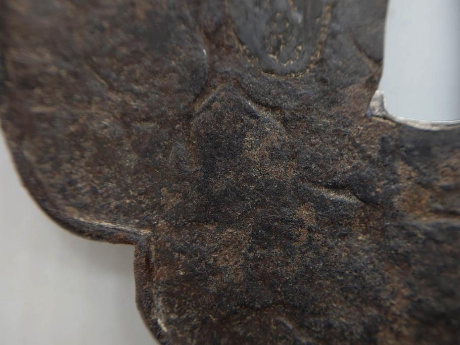 時代武具　鉄地　木瓜形　古の佇まいを感じる鍔(彫刻、刀装具、ケース付き)(R-079850)