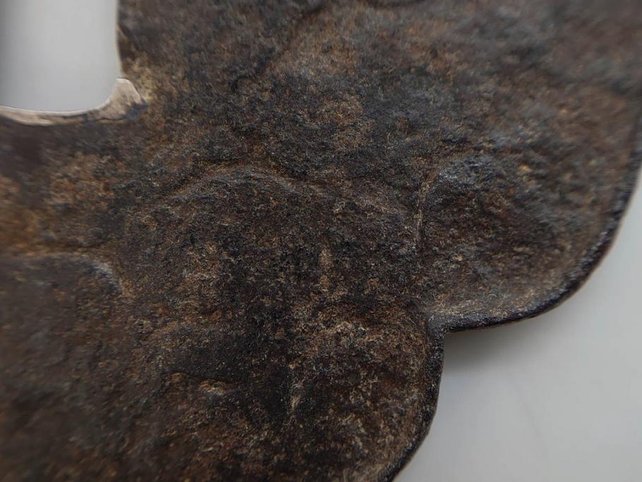 時代武具　鉄地　木瓜形　古の佇まいを感じる鍔(彫刻、刀装具、ケース付き)(R-079850)