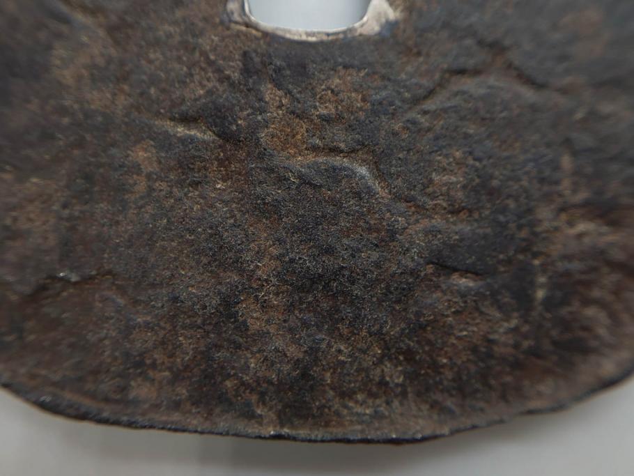 時代武具　鉄地　木瓜形　古の佇まいを感じる鍔(彫刻、刀装具、ケース付き)(R-079850)
