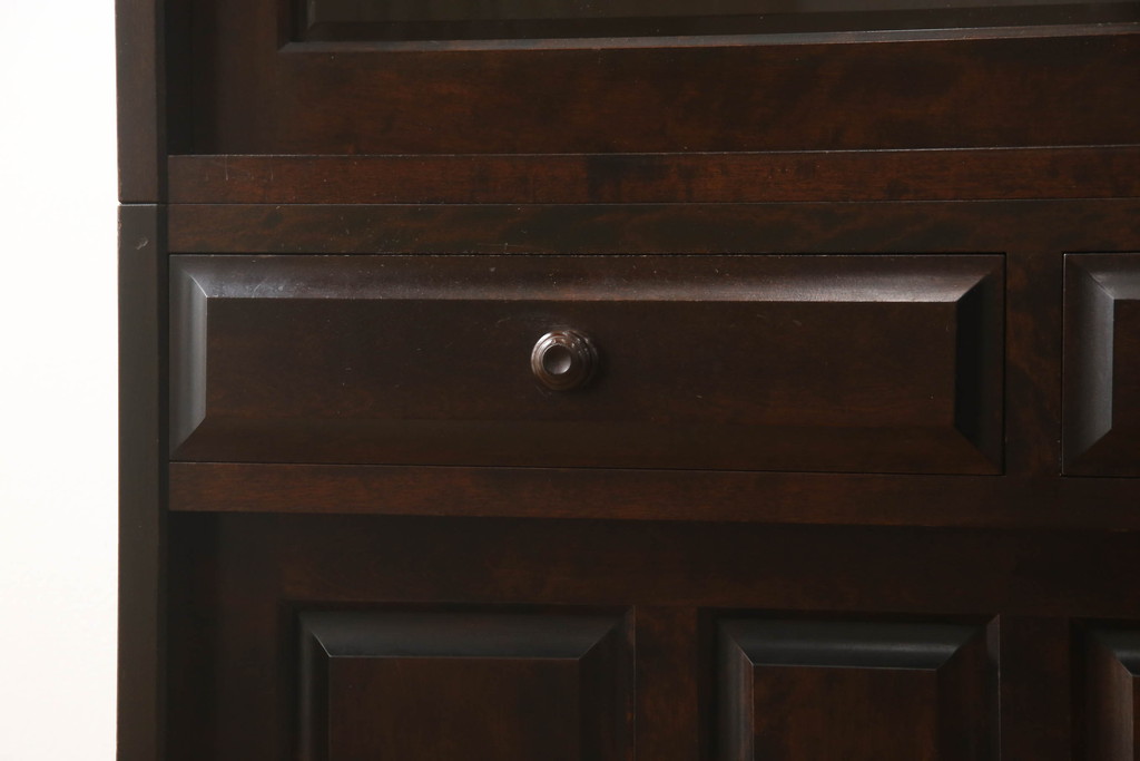 中古　北海道民芸家具　美しい木肌とシックな佇まいが魅力的な重ね戸棚(収納棚、戸棚、食器棚、カップボード、キャビネット)(R-060511)