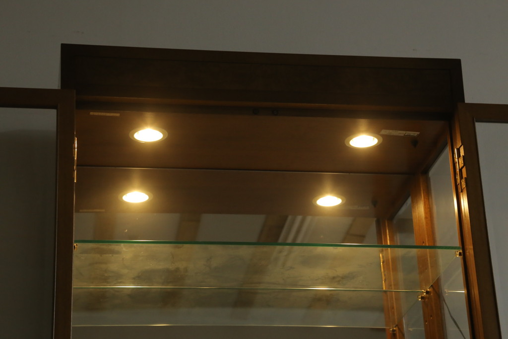 中古　カリモク家具(karimoku)　domani(ドマーニ)　Morganton(モーガントン)　ライトコニャック色　ディスプレイ什器におすすめ! 照明付きのガラスキャビネット(ガラスケース、飾り棚、陳列棚)(R-074520)