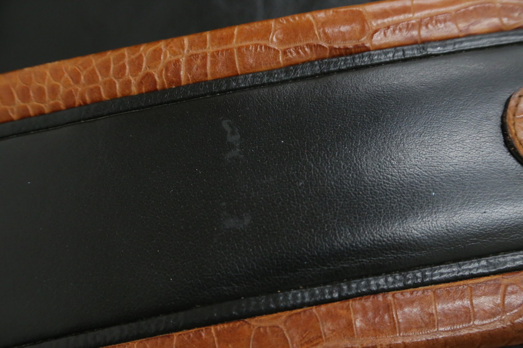 中古　イタリア　Formitalia(フォルミタリア)　PAOLO GUCCI(パオロ　グッチ)　本革(レザー)　斬新なデザインで存在感抜群の1人掛けソファ(アームソファ、一人掛け、1Pソファ)(R-074516)