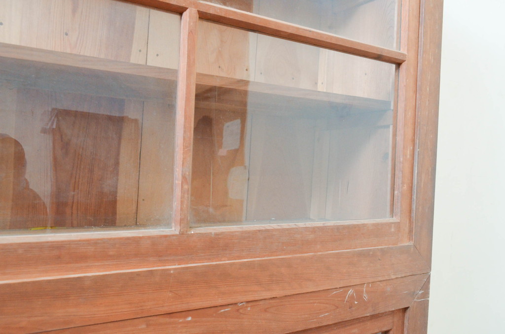 和製アンティーク　ゆらゆらガラス　古い木味が素敵!レトロな雰囲気溢れる二段重ね関西収納棚(ガラスケース、キャビネット、食器棚、飾り棚、戸棚、水屋箪笥)(R-072959)