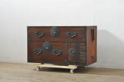 中古　美品　岩谷堂箪笥　力強い杢目とあられ金具が上質な和を演出する飾り棚(茶棚、収納棚、戸棚、違い棚)(R-069734)