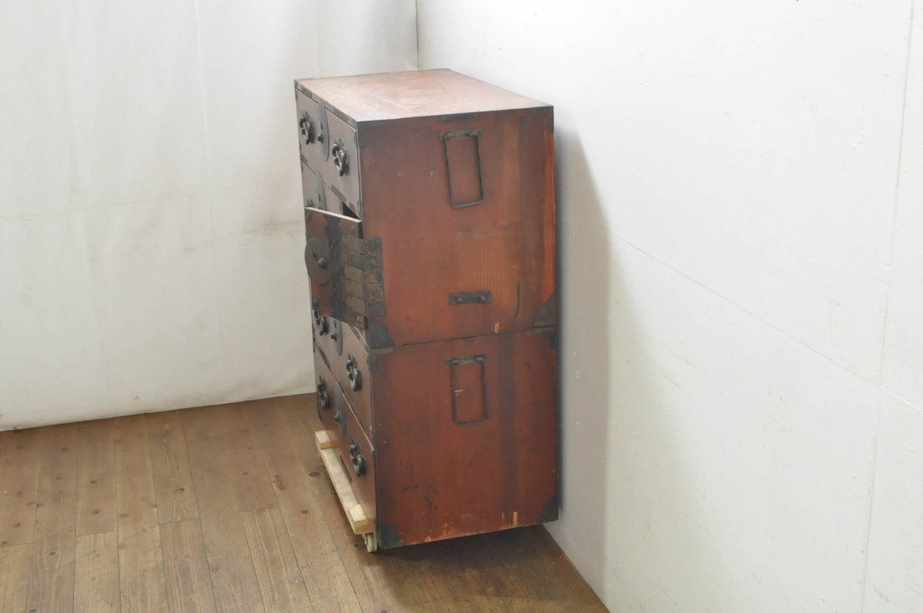 和製アンティーク　上手物　前面欅(ケヤキ)材　上杢　漆塗り　時代の流れを感じる佇まいが趣深い作りの良い二段重ね会津箪笥(時代箪笥、アンティーク箪笥、和たんす、衣装タンス、収納箪笥、引き出し)(R-080024)