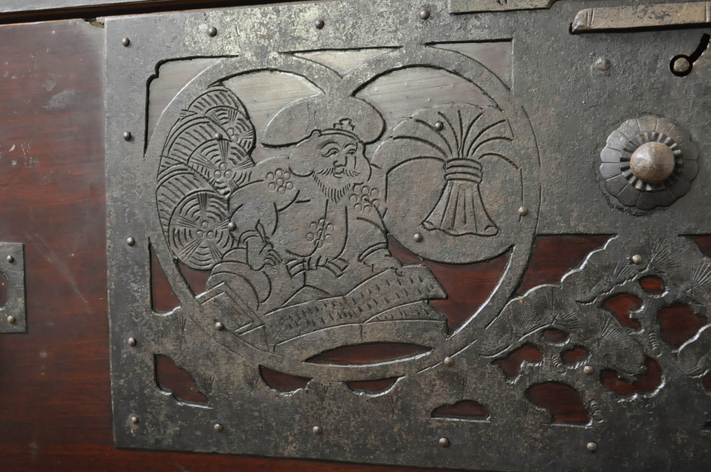 和製アンティーク　明治大正期　前面・内部桐(キリ)材　松・富士・巾着・七福神・鶴・亀の縁起物をふんだんにあしらった金具が魅力的な二段重ね佐渡箪笥(八幡箪笥、和たんす、衣装タンス、収納箪笥、時代箪笥、引き出し、サイドチェスト)(R-078289)