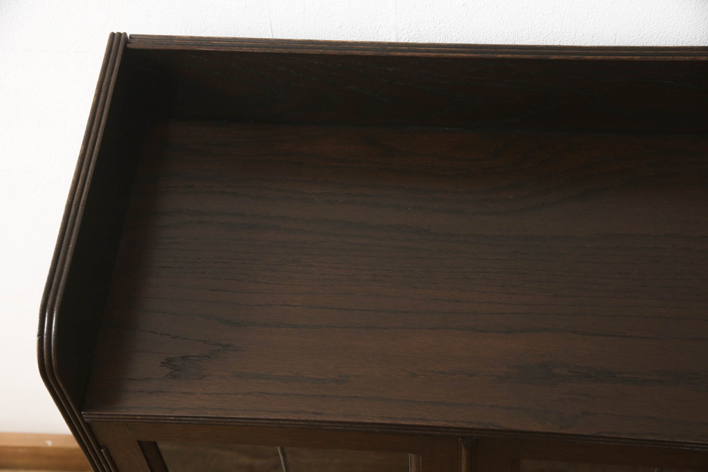 イギリスアンティーク　Aw-Lyn　オーク材　ステンドグラスが気品あふれる小振りなブックケース(本箱、本棚、収納棚、戸棚、飾り棚、キャビネット、カップボード)(R-064449)