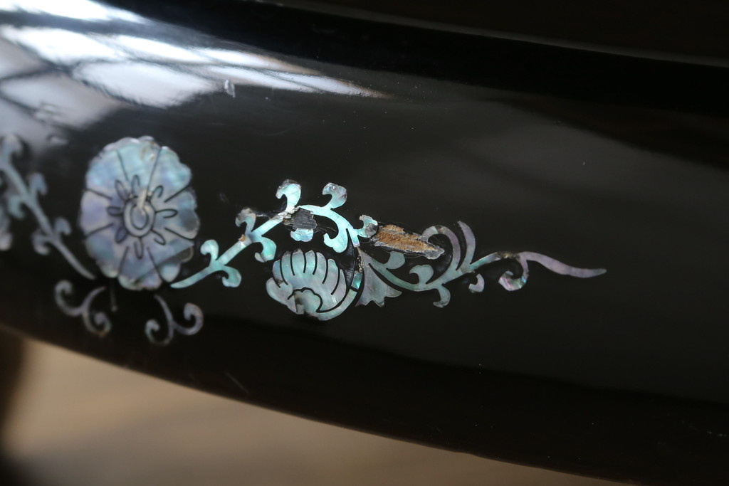 中古　民芸家具　オーバル型　豪華絢爛な螺鈿細工の座卓(定価約67万円)(ローテーブル、センターテーブル)(R-057300)