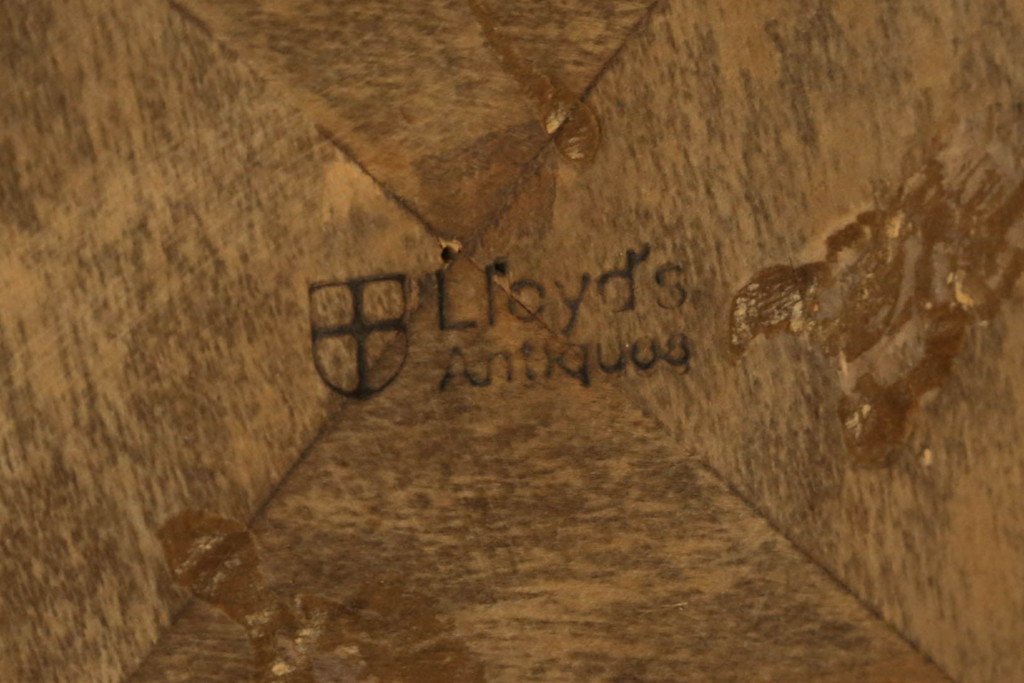 イギリスアンティーク　Lloyd's Antiques(ロイズ・アンティークス)取り扱い　ウォールナット材　波打つ縁のデザインが愛らしいローテーブル(センターテーブル、コーヒーテーブル、ラウンドテーブル、サイドテーブル、英国)(R-074537)