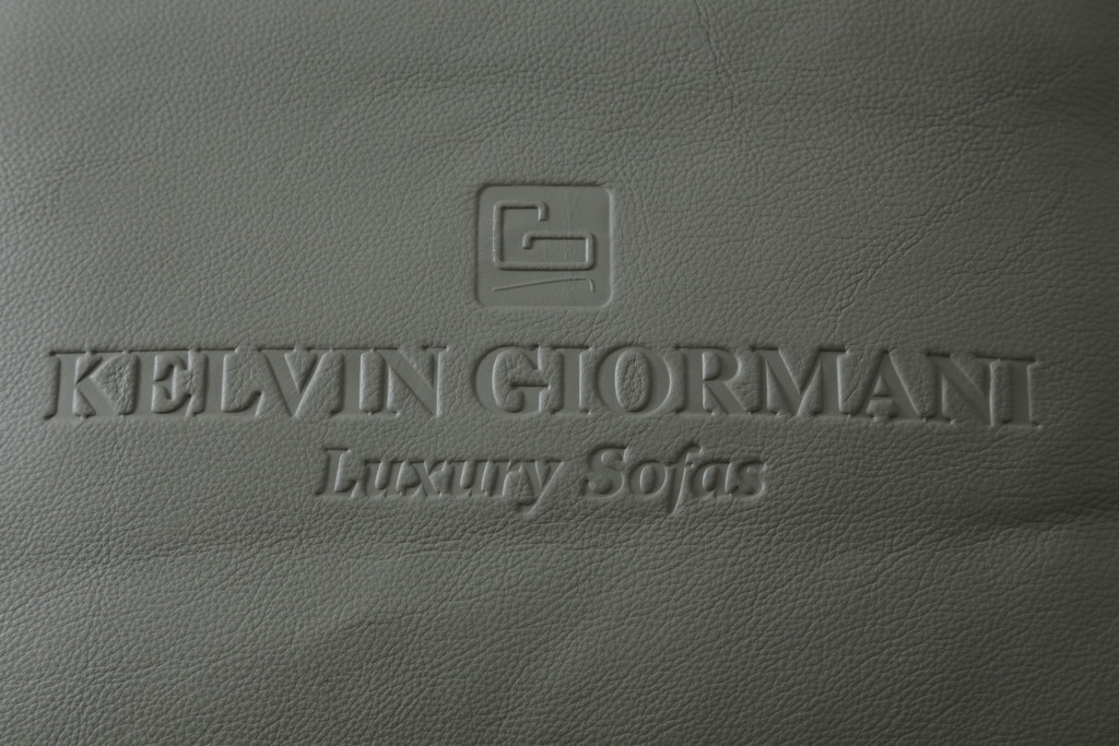 中古　短期使用2ヶ月　美品　KELVIN GIORMANI (ケルビンジョルマーニ)　Luxury Sofas　本革　シンプルでモダンなデザインが魅力的なクッション付き3人掛けソファ(レザー、3人掛けソファ、三人掛け、3P)(定価約40万円)(R-074529)