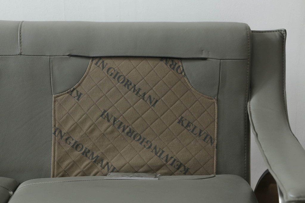 中古　短期使用2ヶ月　美品　KELVIN GIORMANI (ケルビンジョルマーニ)　Luxury Sofas　本革　シンプルでモダンなデザインが魅力的なクッション付き3人掛けソファ(レザー、3人掛けソファ、三人掛け、3P)(定価約40万円)(R-074529)