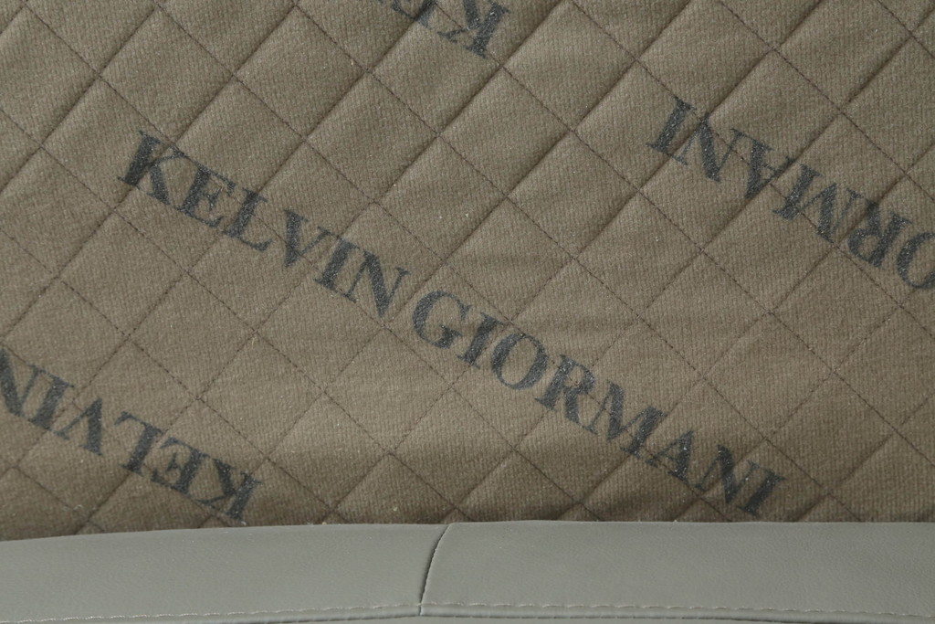 中古　短期使用2ヶ月　美品　KELVIN GIORMANI (ケルビンジョルマーニ)　Luxury Sofas　本革　シンプルでモダンなデザインが魅力的なクッション付き3人掛けソファ(レザー、3人掛けソファ、三人掛け、3P)(定価約40万円)(R-074529)