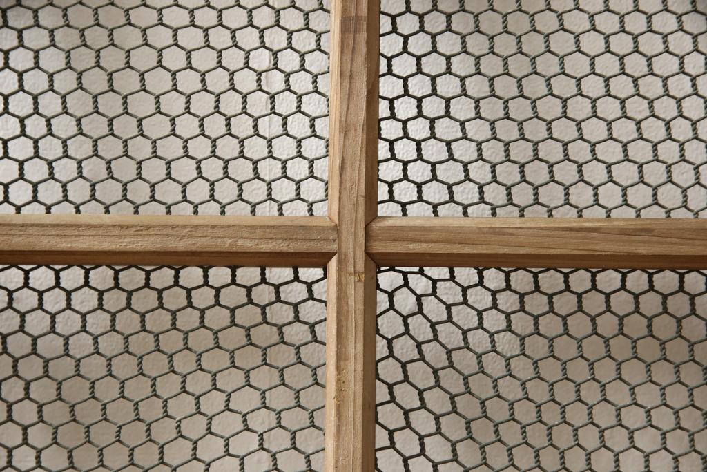 和製アンティーク　シンプルなデザインが取り入れやすい小さな亀甲金網入り引き戸1枚(くぐり戸、蔵戸、格子戸、マス目、升目、建具)(R-059796)