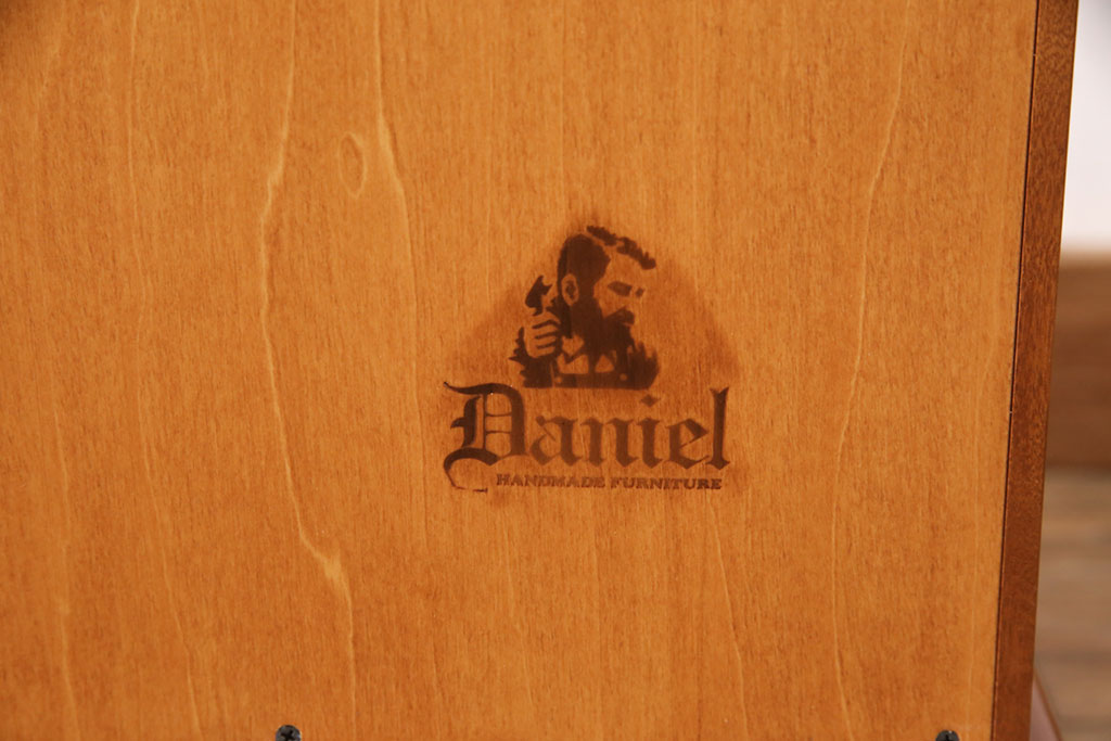 中古　超美品　横浜クラシック家具　ダニエル(Daniel)　E-214　上品な佇まいのエトランジェキュリオケース(キャビネット、ガラスケース、店舗什器)(定価約77万円)(R-050903)