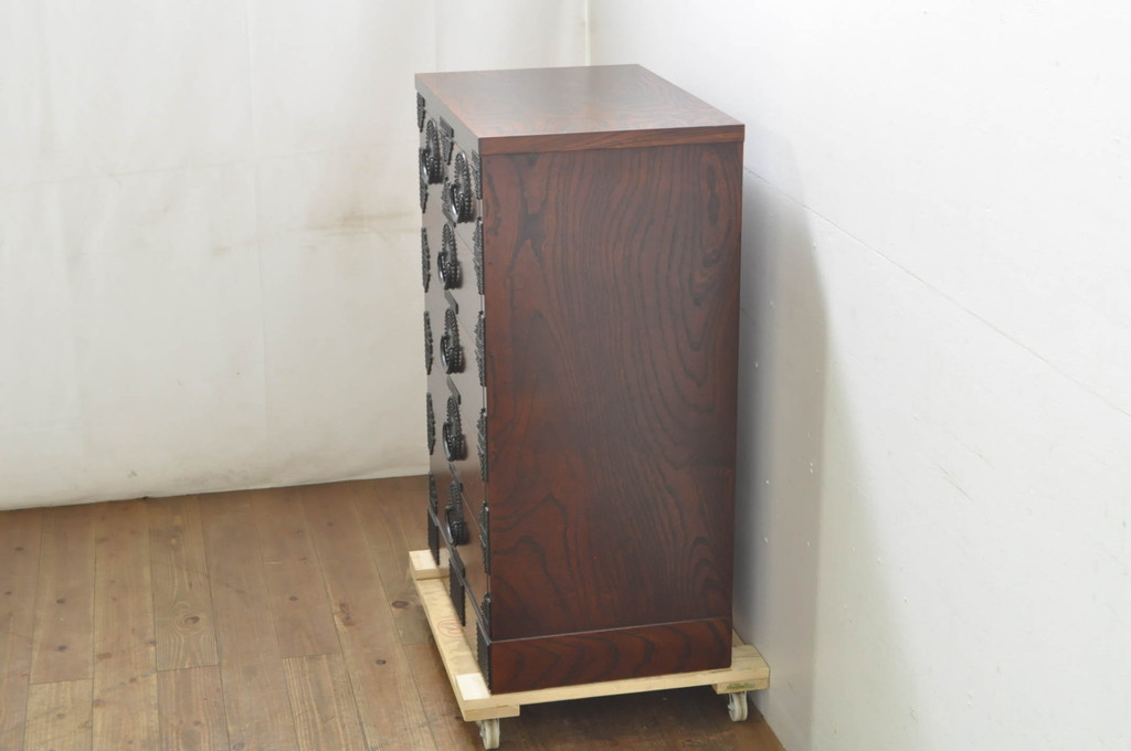 中古　美品　岩谷堂箪笥　黒々としたあられ金具と美しい木目が魅力的な立長衣装箪笥(和たんす、衣装タンス、収納箪笥、整理箪笥、引き出し、サイドチェスト)(R-079945)