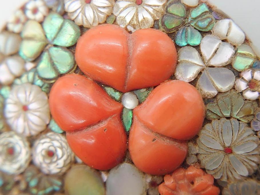 時代物 珊瑚 螺鈿細工 花尽くし 煌びやかで凝った意匠が目を惹く