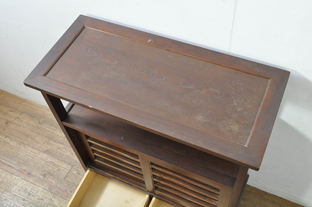中古　美品!!　九州民芸家具　欅(ケヤキ)材　引き出し2杯付き　表情豊かな木目が魅力的なモダンデザインの茶棚(飾り棚、戸棚、収納棚、サイドキャビネット)(R-079948)