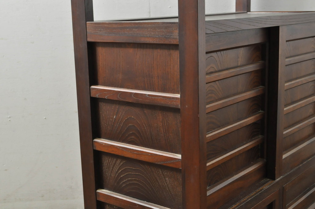 中古　美品!!　九州民芸家具　欅(ケヤキ)材　引き出し2杯付き　表情豊かな木目が魅力的なモダンデザインの茶棚(飾り棚、戸棚、収納棚、サイドキャビネット)(R-079948)