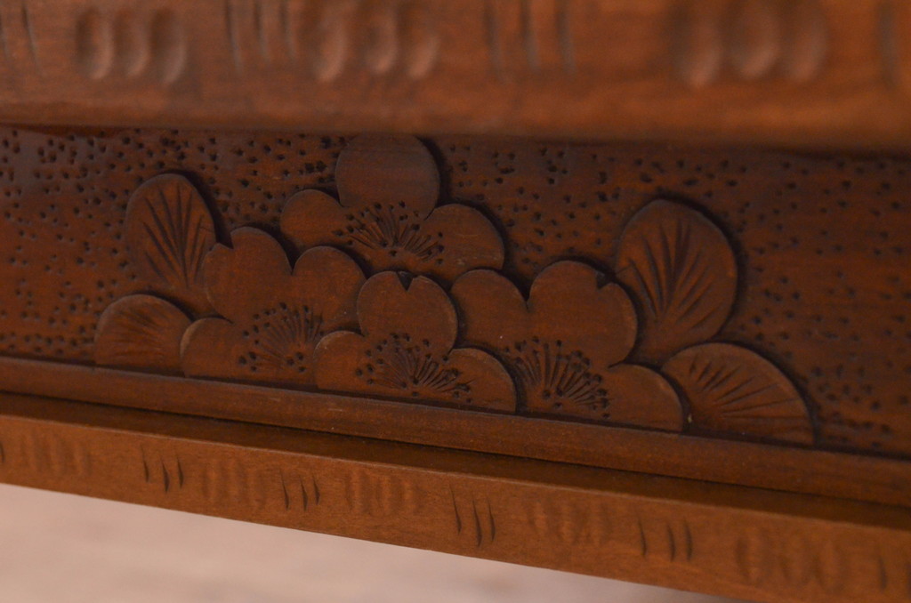中古　軽井沢彫り　桜の彫りが魅力のローテーブル(座卓、センターテーブル、リビングテーブル)(R-072625)