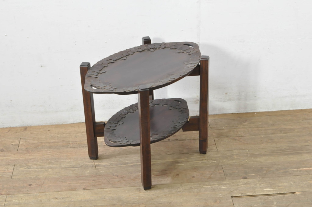 中古　美品　軽井沢彫り　縁取りとして施された桜の彫刻がアクセントのトレー(お盆)付きサイドテーブル(ナイトテーブル、花台、飾り台)(R-080040)