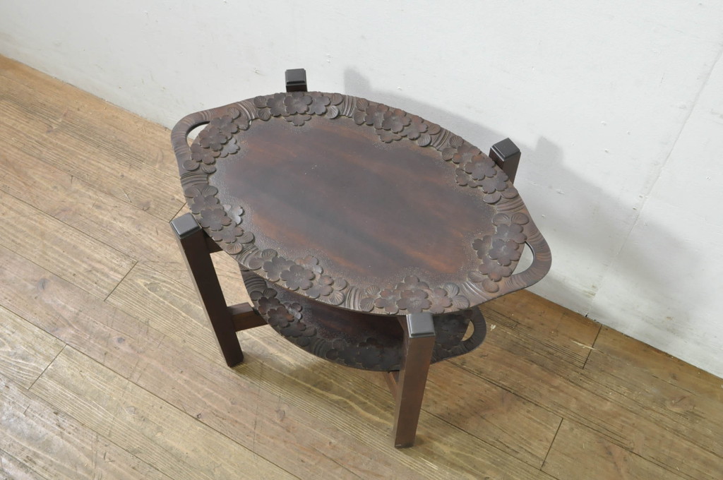 中古　美品　軽井沢彫り　縁取りとして施された桜の彫刻がアクセントのトレー(お盆)付きサイドテーブル(ナイトテーブル、花台、飾り台)(R-080040)