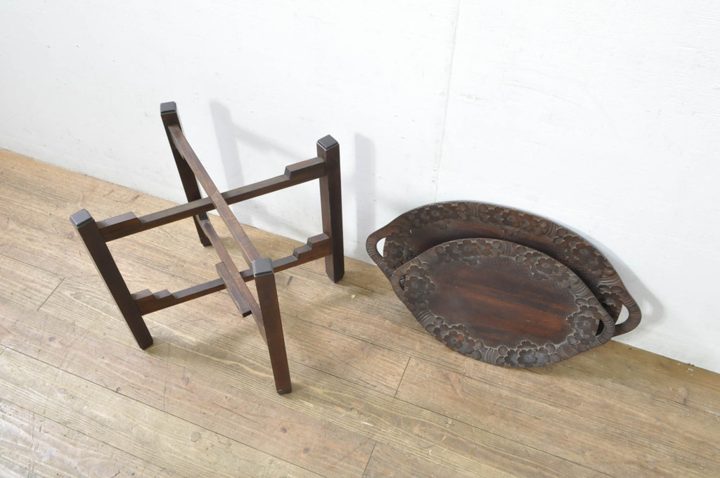 中古　美品　軽井沢彫り　縁取りとして施された桜の彫刻がアクセントのトレー(お盆)付きサイドテーブル(ナイトテーブル、花台、飾り台)(R-080040)