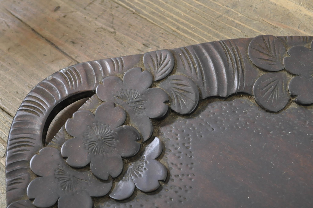 中古　美品　軽井沢彫り　縁取りとして施された桜の彫刻がアクセントのトレー(お盆)付きサイドテーブル(ナイトテーブル、花台、飾り台)(R-080040)