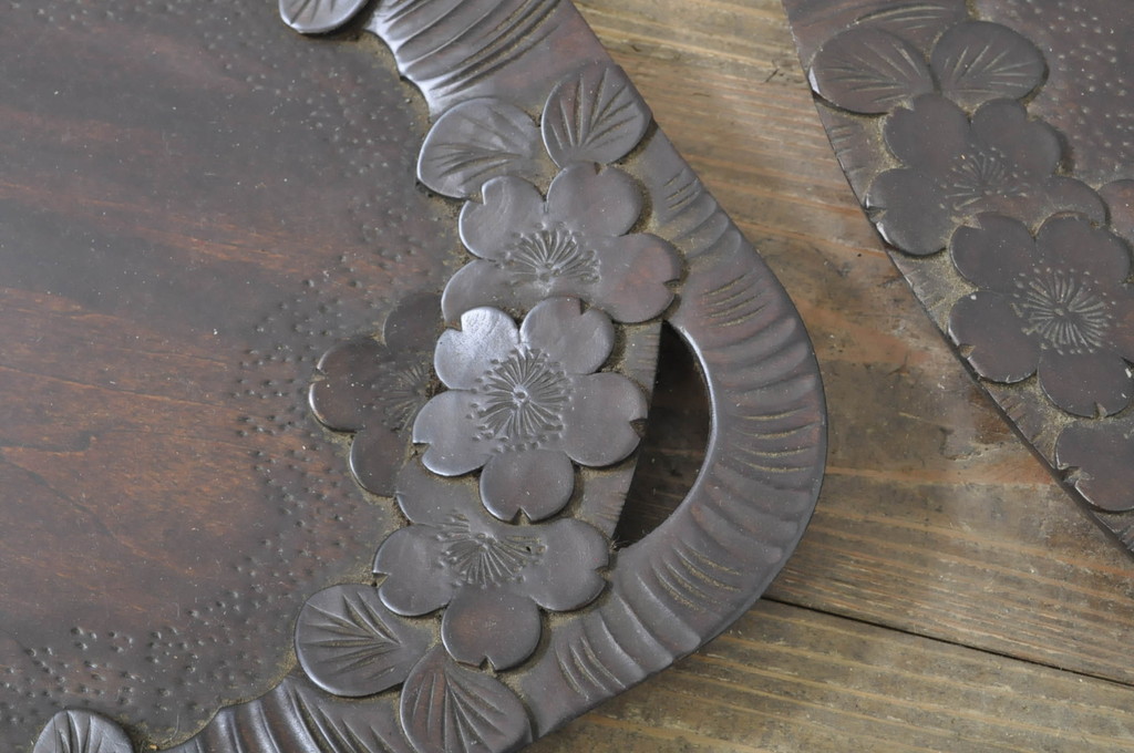 中古　美品　軽井沢彫り　縁取りとして施された桜の彫刻がアクセントのトレー(お盆)付きサイドテーブル(ナイトテーブル、花台、飾り台)(R-080040)