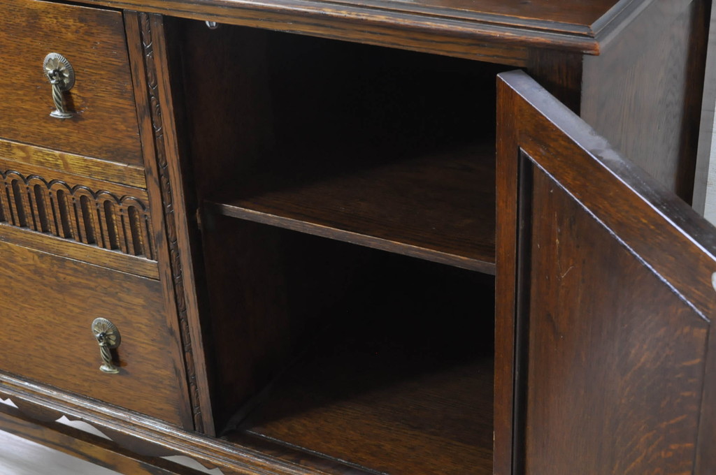 イギリスアンティーク　オーク材　洗練されたデザインが目を惹くミラーバックサイドボード(サイドキャビネット、戸棚、収納棚、食器棚、英国)(R-072699)