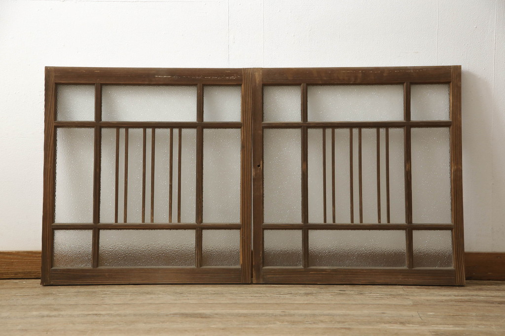 和製アンティーク 木枠のデザインが昭和な雰囲気を醸し出すガラス窓2枚
