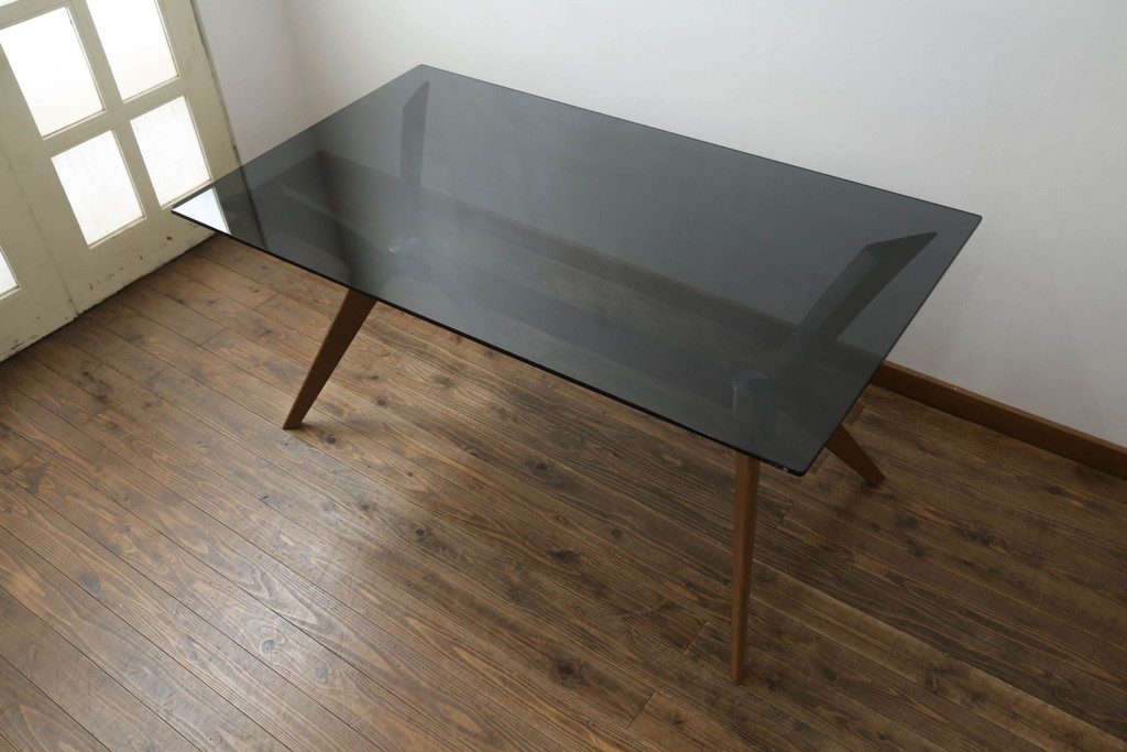 中古　Calligaris(カリガリス)　TOKYO(トーキョー)　X型にデザインされた脚が目を引くガラストップダイニングテーブル(食卓、4人掛け、6人掛け)(定価約20万円)(R-069844)