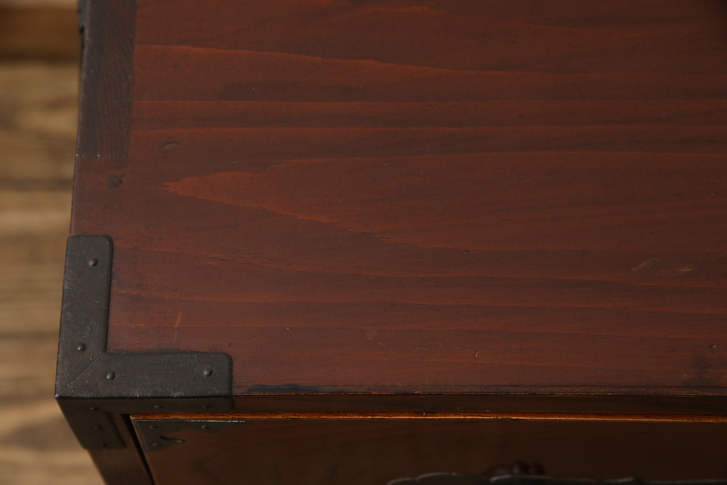 和製アンティーク　美品　鉄脚付き　前面ケヤキ材　艶やかで美しい漆塗りが高級感溢れる米沢箪笥ローボード(ローチェスト、和タンス、整理箪笥、引き出し)(R-053332)