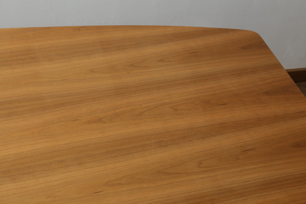 中古　美品　TECTA(テクタ)　チェリー材　モダンでユニークなデザインがお洒落なテーブル(M21、ダイニングテーブル、4人掛け、6人掛け)(定価約65万円)(R-072038)