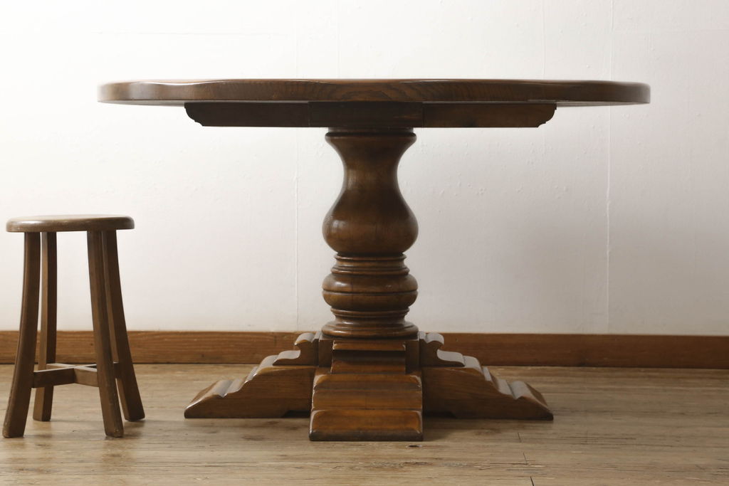 中古　高級輸入家具　オーク材　アンティーク彫　重厚感のある丸テーブル(ラウンドテーブル、ダイニングテーブル)(バロッサバレンティ)(R-054679)
