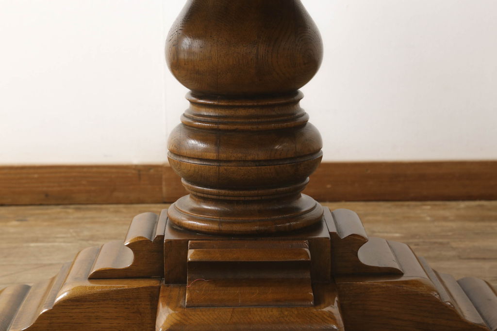 中古 高級輸入家具 オーク材 アンティーク彫 重厚感のある丸テーブル 
