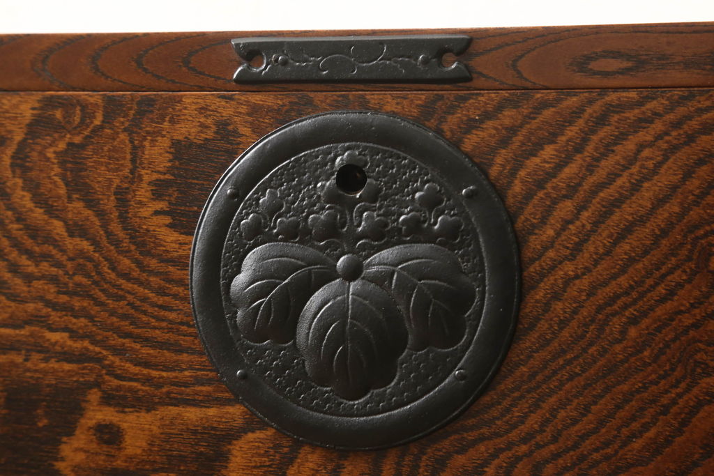 中古　岩谷堂箪笥　迫力ある木目と重厚感ある金具が魅力的な小箪笥(収納箪笥、和たんす、引き出し、チェスト)(R-060287)