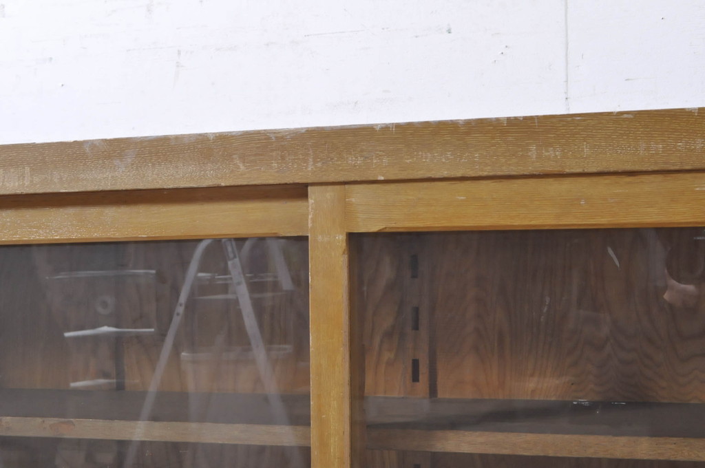 和製アンティーク　天板リメイク　昭和レトロな雰囲気漂うサイドボード(ガラスケース、サイドキャビネット、食器棚、飾り棚、戸棚、収納棚)(R-072703)