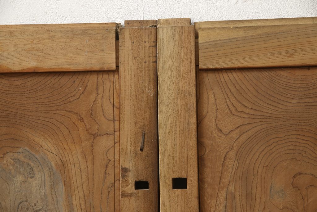 和製アンティーク　凝ったつくりの金具が目を惹く総欅(ケヤキ)材一枚板の窓2枚セット(板戸、引き戸、建具)(R-060007)