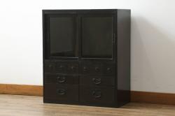 【セミオーダー家具実例】明治大正期の水屋箪笥を現代のお部屋にも取り入れやすいようにローボードへリメイク。新たに天板を取り付け、補強もばっちり!引き戸のメンテナンス、背面も新材にてはり直し。引き戸内には取り外し可能な棚板を設置。赤みがかった濃い茶色の着色で仕上げました。(テレビ台、テレビボード、収納棚、戸棚、キャビネット)