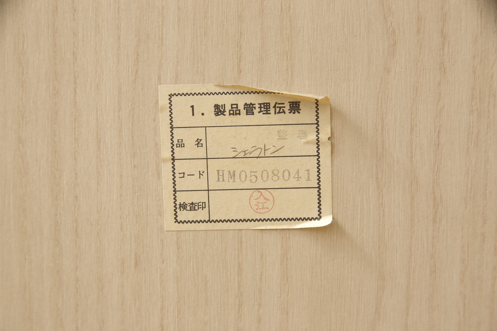 衣装箪笥をベッドサイド収納と2つのチェストにリメイク!右側部分は扉収納と引き出し1段分を抜き出し、天板とキャスターを取り付けベッドサイド収納に。左部分は上下に分けてリサイズ。それぞれワントーン落ち着いた色に着色仕上げ。