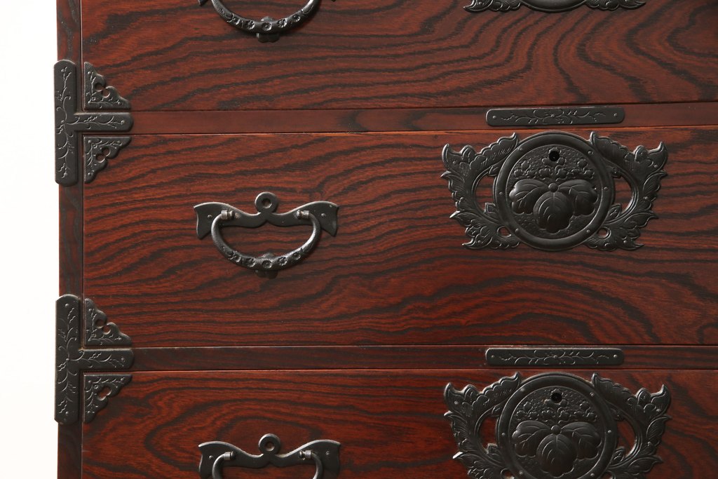 中古　美品　岩谷堂箪笥　力強い木目と凝った金具が美しい収納箪笥(引き出し、チェスト、和たんす、衣装箪笥)(R-056406)