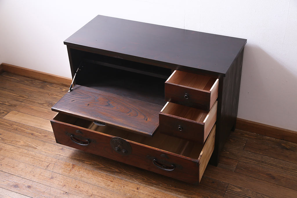 ラフジュ工房オリジナル　リメイク家具　鶴亀松の縁起物の金具が目を引く箪笥リビングボード(二本松箪笥、テレビボード、チェスト)