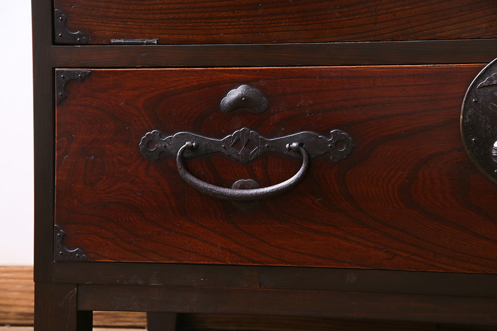 ラフジュ工房オリジナル　リメイク家具　鶴亀松の縁起物の金具が目を引く箪笥リビングボード(二本松箪笥、テレビボード、チェスト)
