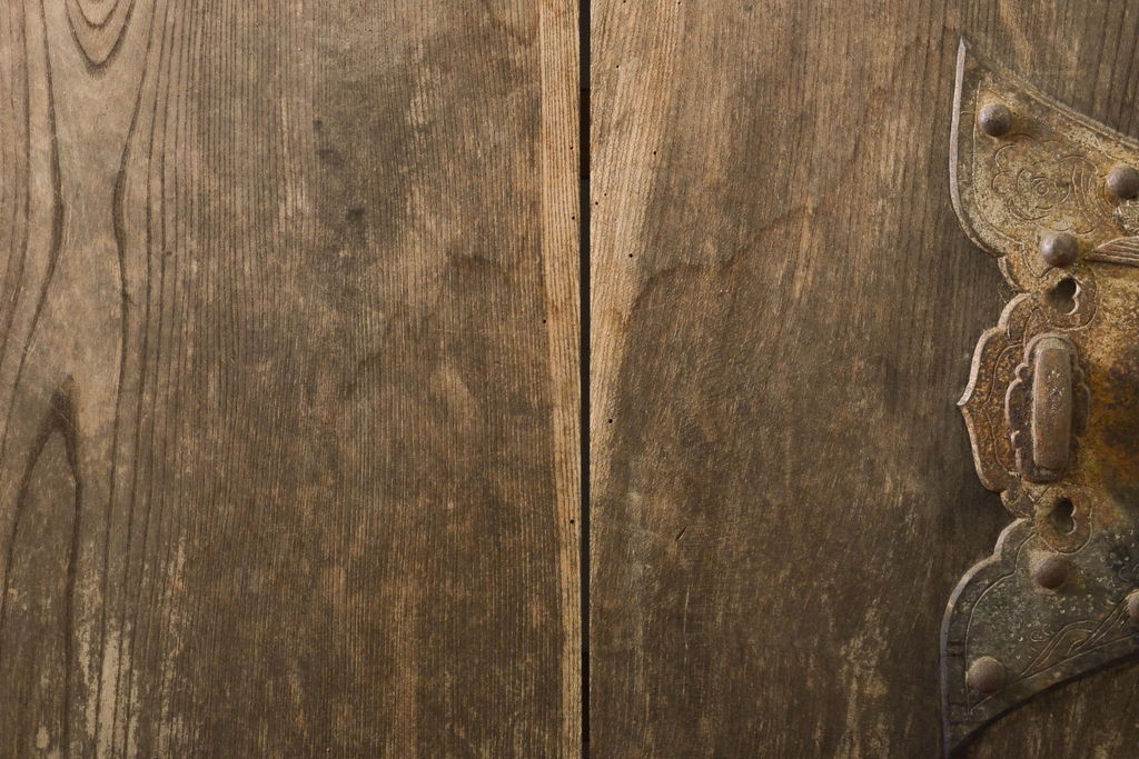 アンティーク建具　松本地方　存在感を放つ上手金具が立派な蔵戸1枚(板戸、玄関戸、引き戸)(R-060436)