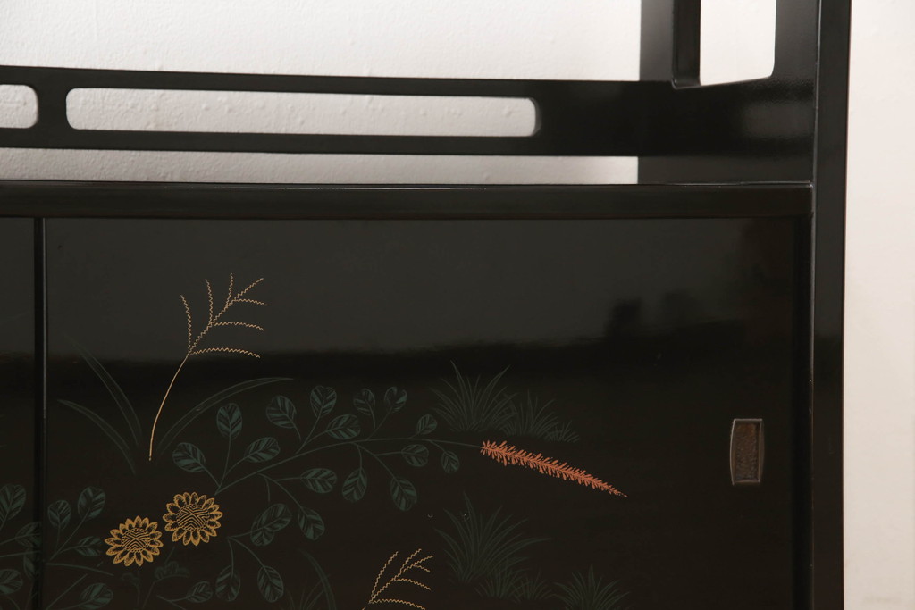 中古　モリシゲ(MORISHIGE/森繁)　漆絵　繊細な絵柄が上品な雰囲気を醸し出す和棚(飾り棚、戸棚、茶棚)(R-055773)